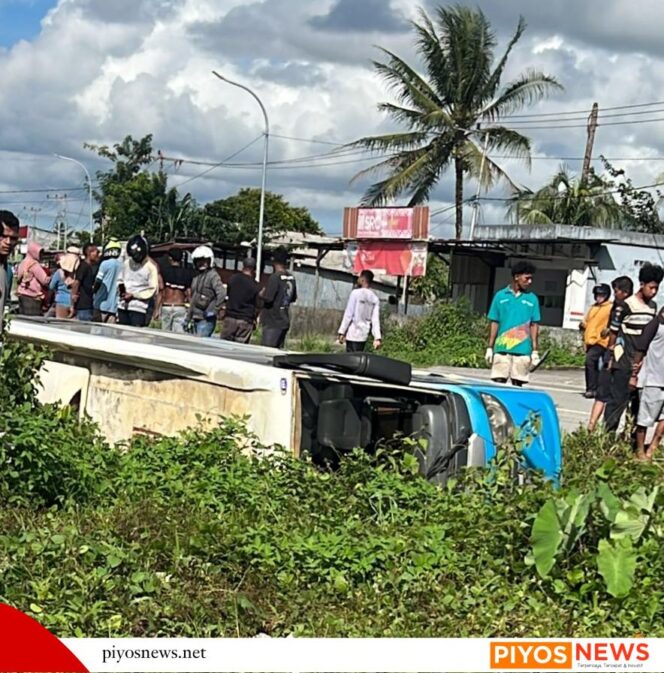 
					Hilang Keseimbangan, Mini Bus Terperosok ke Parit