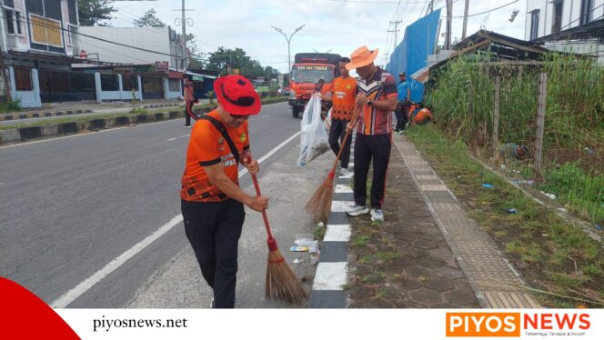 
					Wujudkan Mimika Bersih dan Sehat, Personel SAR Timika Turun Jalan Bersihkan Sampah