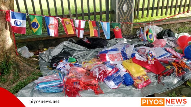 
					Warna-Warni Bendera Piala Dunia Hiasi Jalanan, Omzet Pedagang Siap Meroket