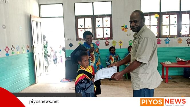 
					Lima Tahun Melangkah Bersama: TK Santa Theresia Keniapa Wisudakan Angkatan Kelima, Selempang dan Tongkat Jadi Simbol Kesiapan Menuju Masa Depan