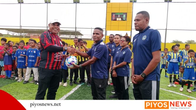 
					Gali Potensi Generasi Emas, Kapolda Papua Tengah Cup III U10-U12 Resmi Bergulir di Timika