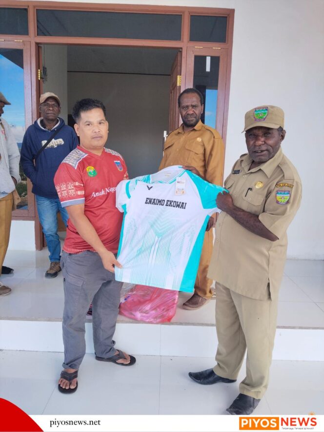 
					Dispora Deiyai Dukung Pengembangan Atlet, PBSI Terima Baju Tim