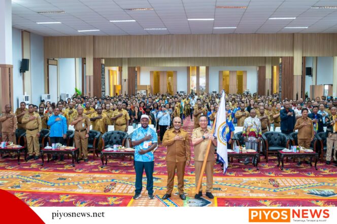 
					Pemprov Papua Tengah Resmi Lepas Kontingen Pesparawi Nasional XIV ke Manokwari