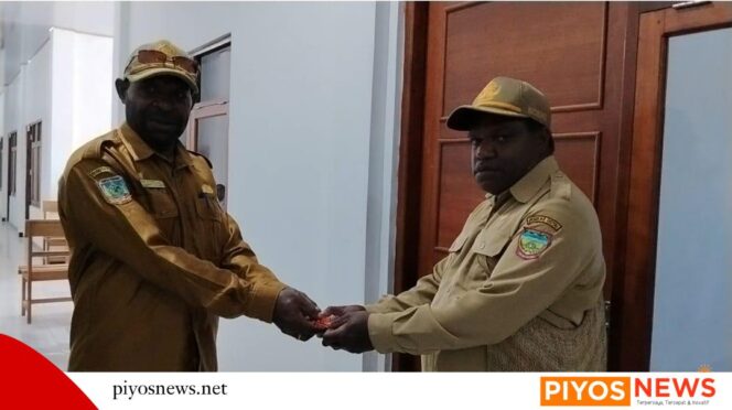 
					Disdukcapil Deiyai Serahkan Kunci Ruangan Gedung Kantor Baru kepada Setiap Bidang