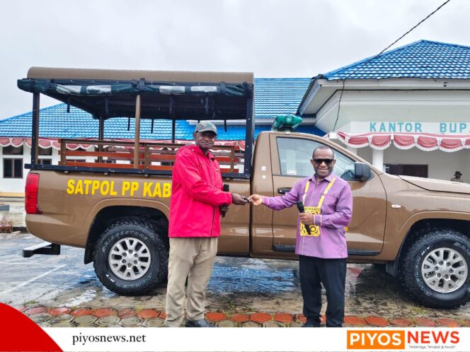 
					Bupati Deiyai Serahkan Mobil Operasional untuk Dukung Tugas Satpol PP