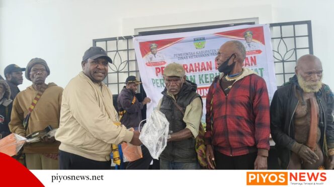 
					Dinas Ketahanan Pangan Deiyai Bagikan 400 Paket Peralatan Kebun, Dorong Petani Tingkatkan Produksi
