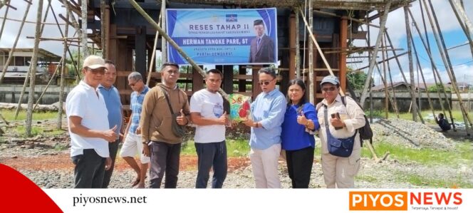 
					Manfaatkan Masa Reses, Herman Tangke Bantu Pembangunan Rumah Adat Tongkonan 