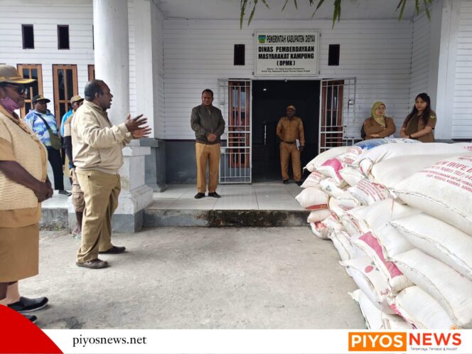 
					DPMK Deiyai Perkuat Program Ekina Tonawi, 67 Kampung Kembali Terima Bantuan Pakan Ternak Babi