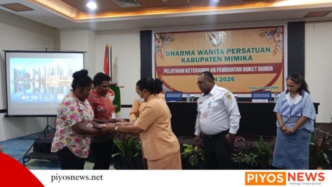 
					DWP Mimika Buka Peluang Usaha bagi Perempuan Lewat Pelatihan Buket Bunga