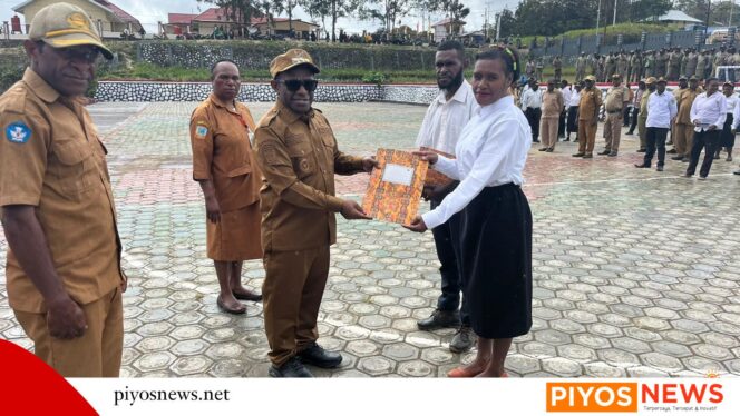 
					Bupati Serahkan Simbolis SK 53 Guru Kontrak Provinsi, Minta Tingkatkan Mutu Pendidikan di Deiyai