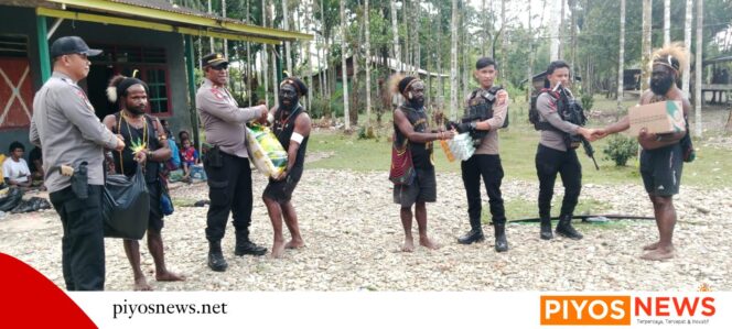 
					Wujud Kepedulian, Polres Mimika Serahkan Bantuan Duka kepada Keluarga Korban di Kwamki Narama 