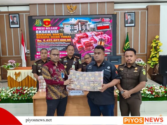 
					Kejari Mimika Eksekusi Rp5,43 Miliar Uang Korupsi, Disetor ke Kas Negara