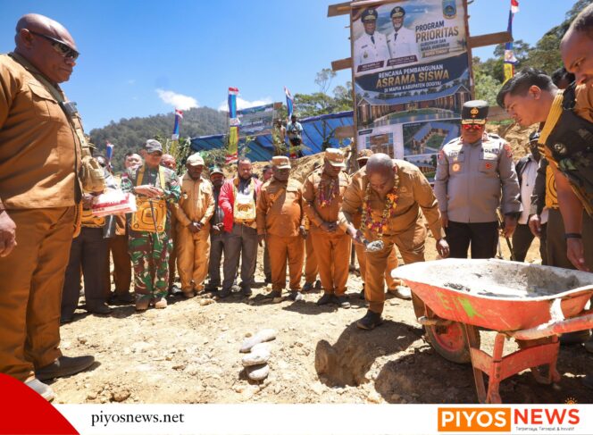 
					Gubernur Nawipa Letakkan Batu Pertama Asrama SMP YPPK St. Fransiskus Asisi Mapia