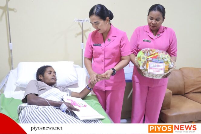 
					Bhayangkari Mimika Datangi Korban Penyanderaan KKB, Deremina Dikuatkan untuk Pulih