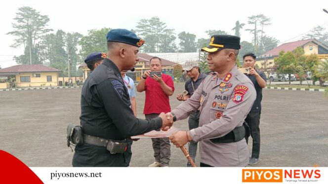 
					Dedikasi dalam Pengungkapan Kasus, Dua Personel Pasbrimob III Mendapat Penghargaan