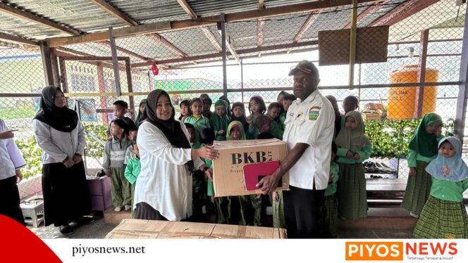 
					DP3AKB Deiyai Salurkan BKB Kit ke TK PAUD Yomeni, Dukung Pembelajaran Anak Usia Dini