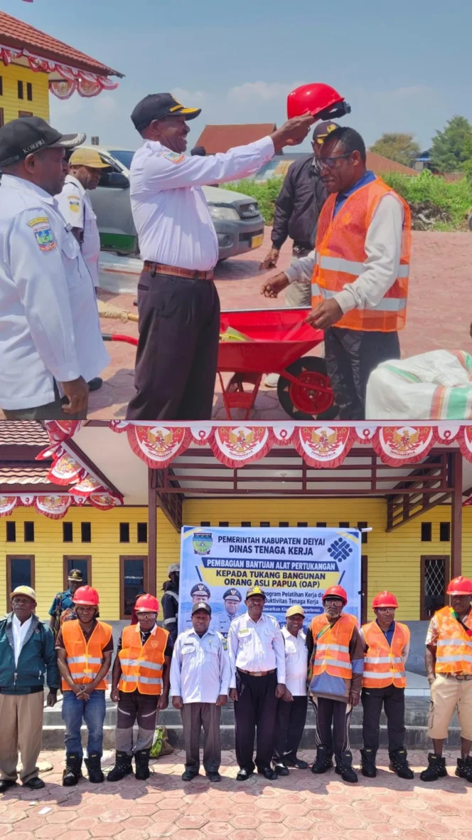 
					Tukang Lokal di Deiyai Terima Bantuan Peralatan, Pemerintah Dorong Kompetensi dan Perlindungan Kerja