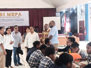 Suasana saat Anggota DPD RI, Wilhelmus Pigai berama Staf Ahli Laurens Ikinia Kunjungi  MEPA Boarding School. Selasa, 13 Oktober 2026, di Nabire, Papua Tengah.